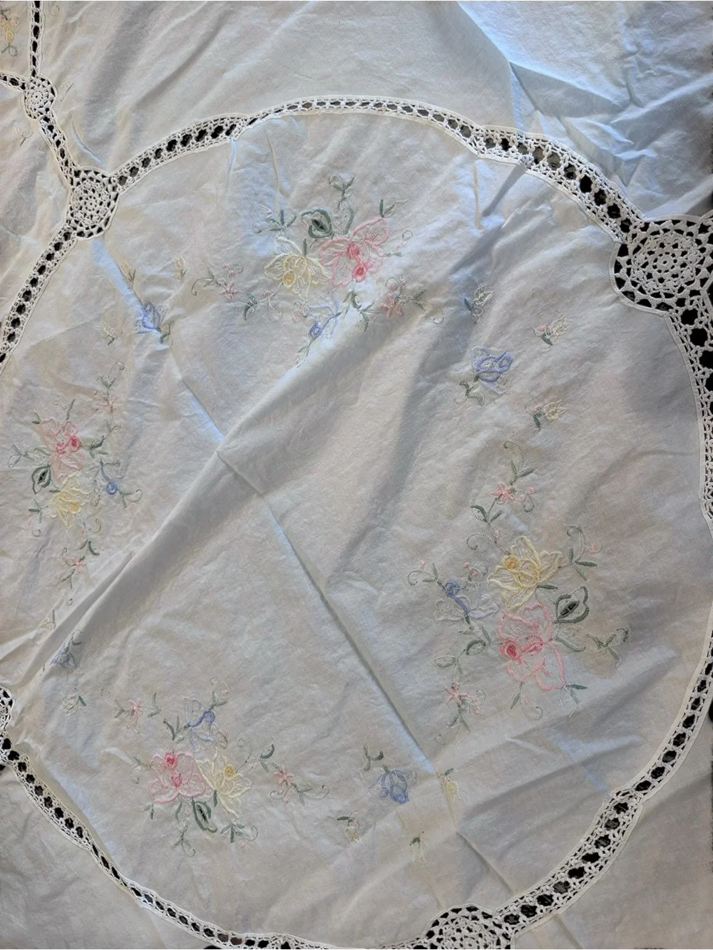 Vintage Round Embroidered White Floral Corton Tablecoth MINT 61” Diameter